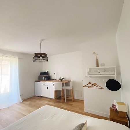 L'Anne xe, studio dans ferme rénovée Valeuil Exterior foto