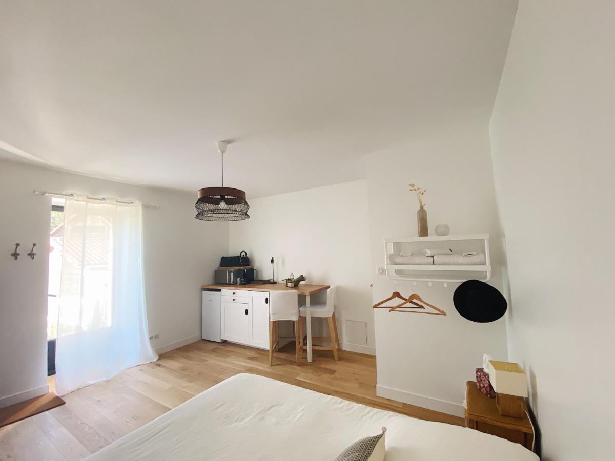 L'Anne xe, studio dans ferme rénovée Valeuil Exterior foto