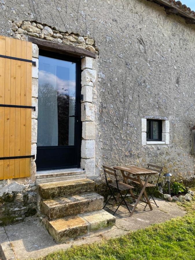 L'Anne xe, studio dans ferme rénovée Valeuil Exterior foto