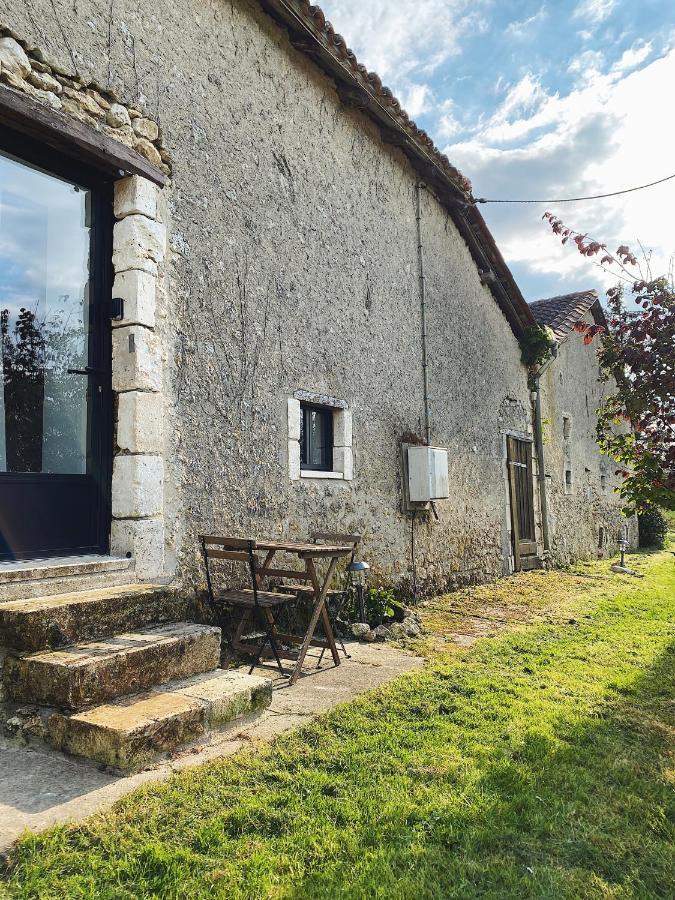 L'Anne xe, studio dans ferme rénovée Valeuil Exterior foto